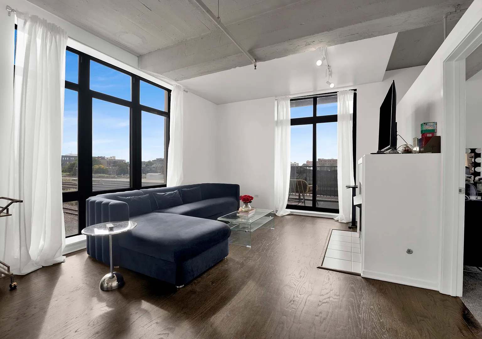 2 bed, 1200 sqft, $3,300 — Photo 4