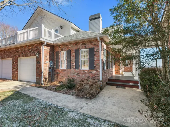 608 Carriage Commons Dr, Hendersonville, NC 28791