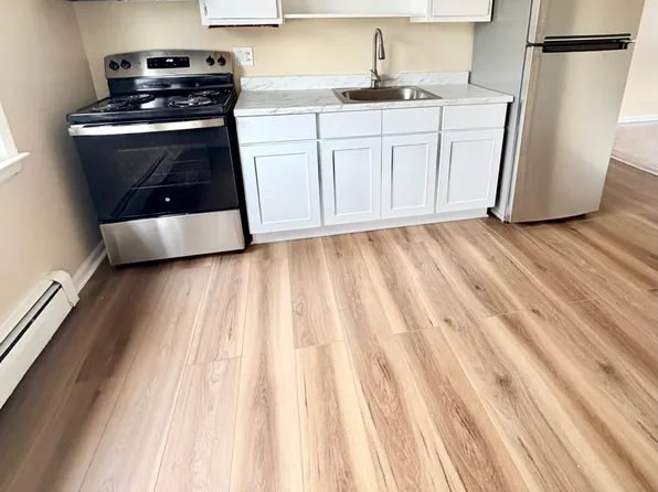 960 1st Ave #4, West Haven, CT 06516