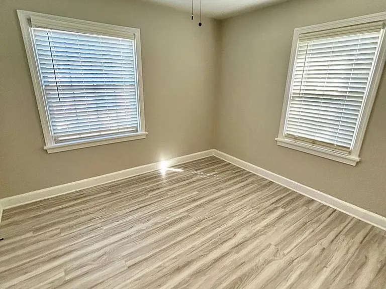 1107 W Rowan St — Photo 16