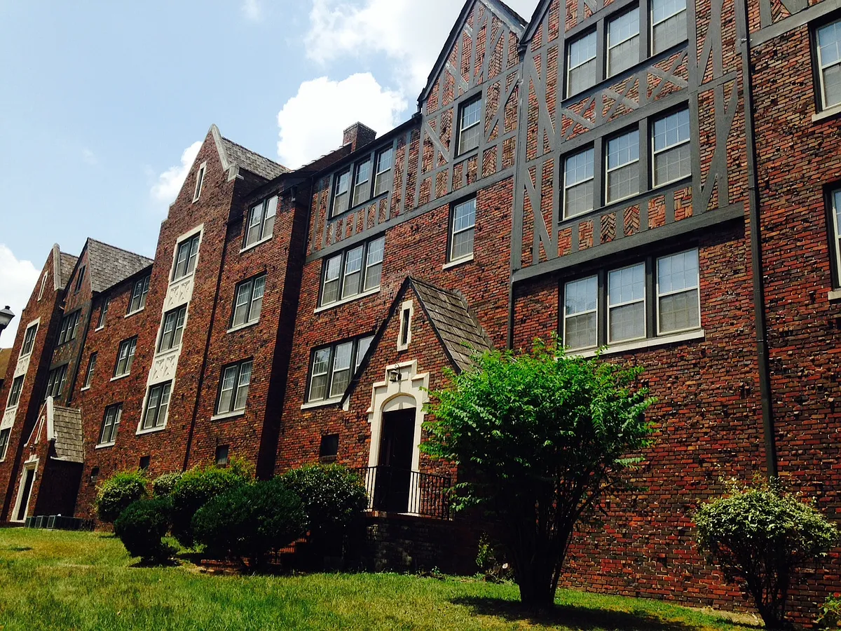 Building Photo - 3220 Country Club Rd