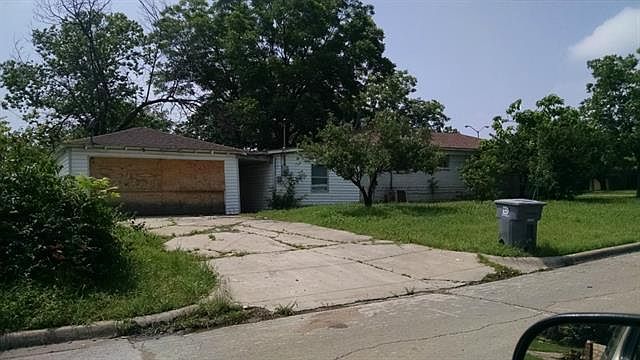 2nd image of 2976 Royal Ln