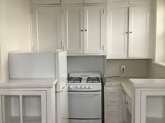 5th image of 900 Summit Ave S #401