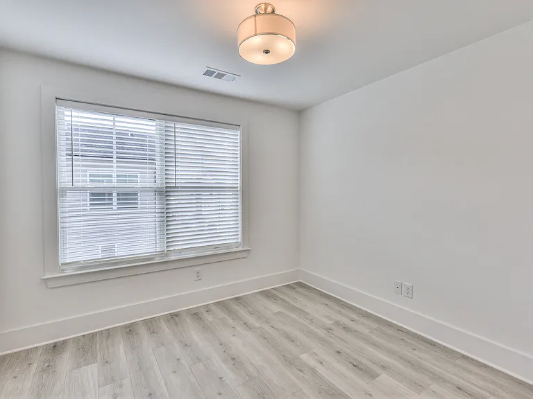 1589 Residences — Photo 31