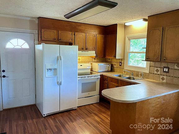 4th image of 1292 Oak Hill Dr
