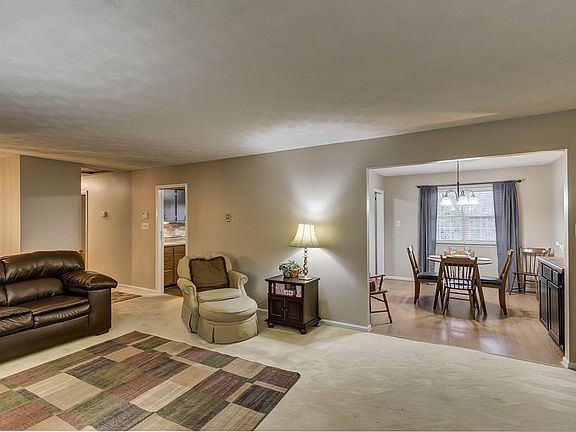 3rd image of 122 Forest Hill Dr