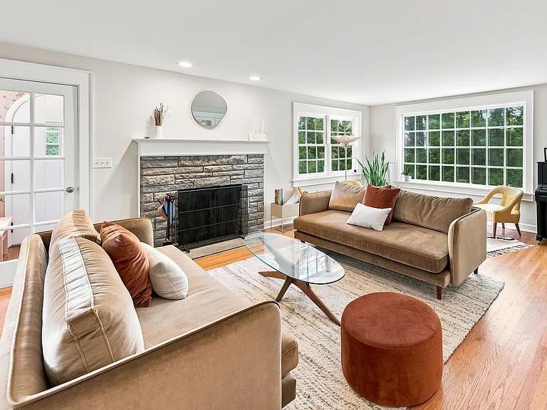 11 Belaire Dr — Photo 5