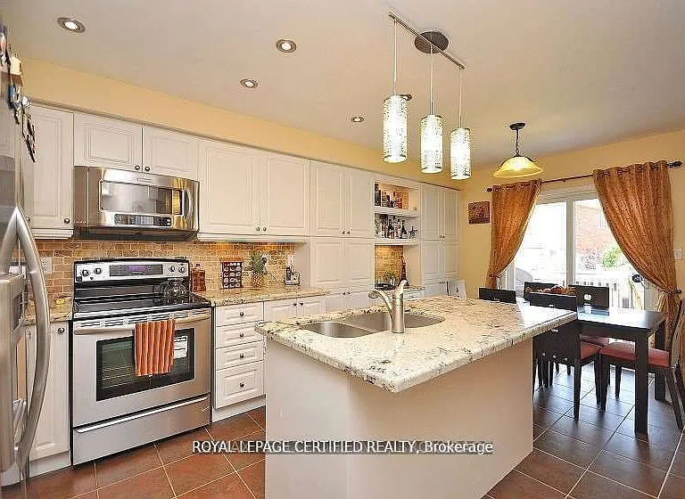 426 Orange Walk Cres — Photo 12