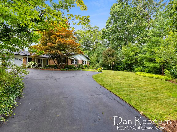 3rd image of 3690 Glenn Dr SE