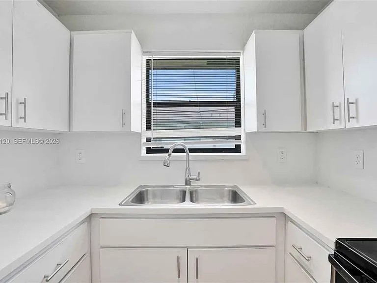 2120-2122 Thomas St — Photo 11