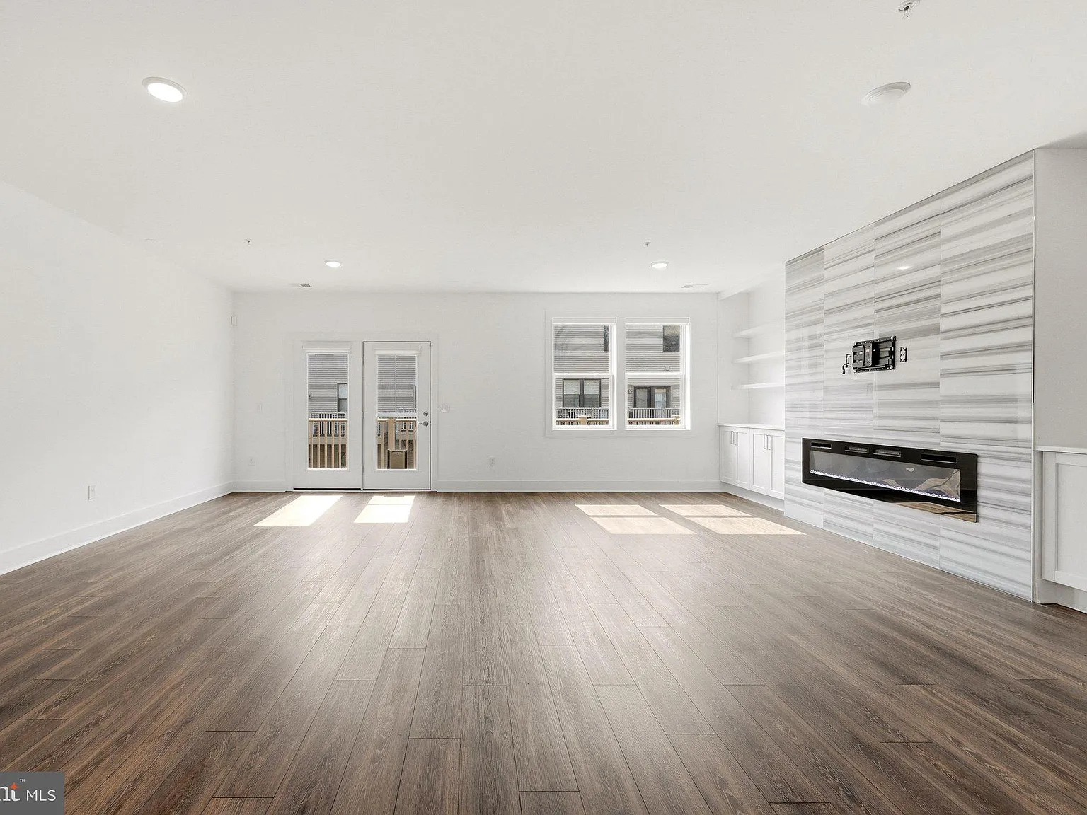 Sm One Loudoun Condo — Photo 4