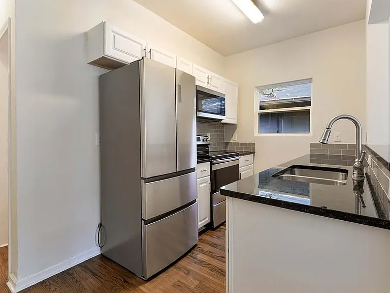 1099 Smith St SW #B — Photo 5