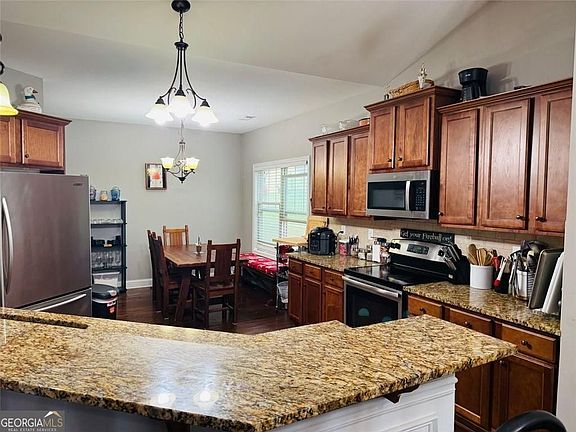 4th image of 239 Summergate Ln