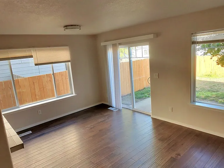 4137 Geranium Loop NE — Photo 4