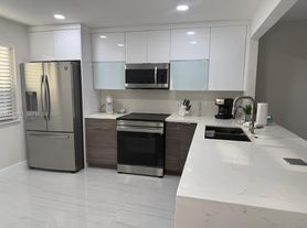 436 Lakeview Dr, Weston, FL