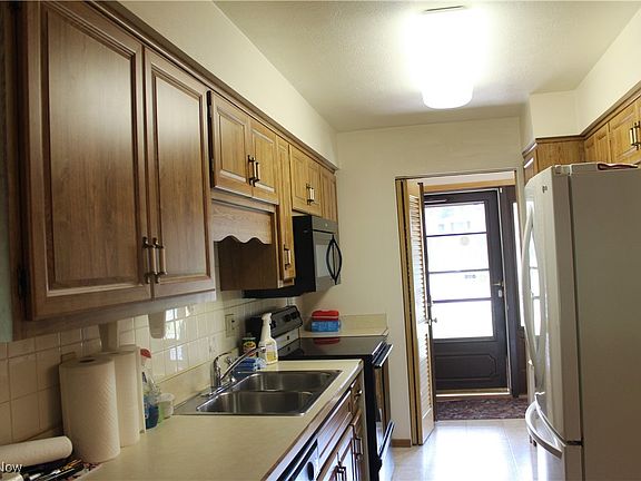 3rd image of 1185 E Dartmoor Ave