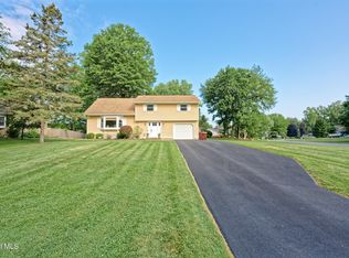 15 Gretel Ter, Ballston Lake, NY 12019