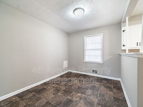 5th image of 448 Simmons St