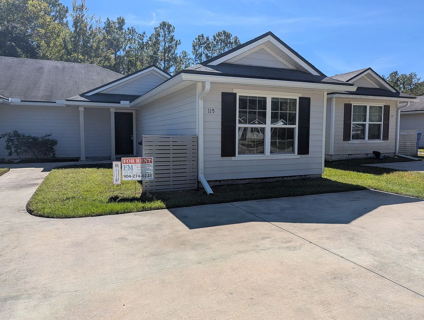 **Special For This 3/2 Duplex On This 18 Month Lease** Ready For Immediate Move-In. — Photo 2