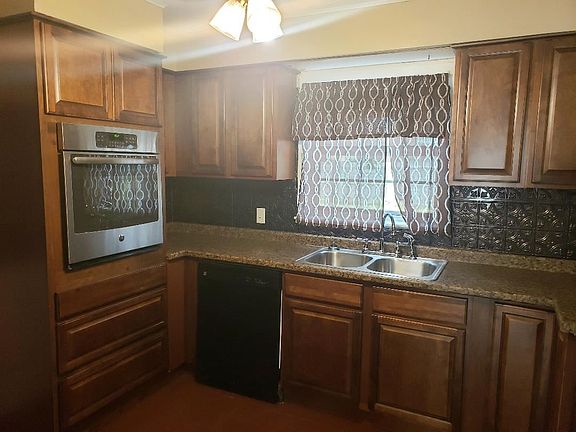 4th image of 141 Berkshire Ln