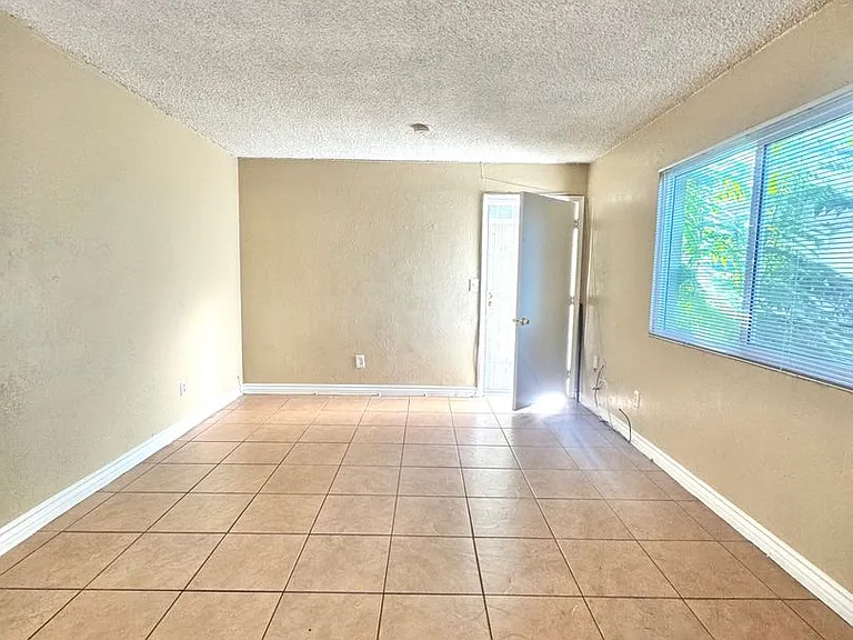 1107 L Street A-D — Photo 3