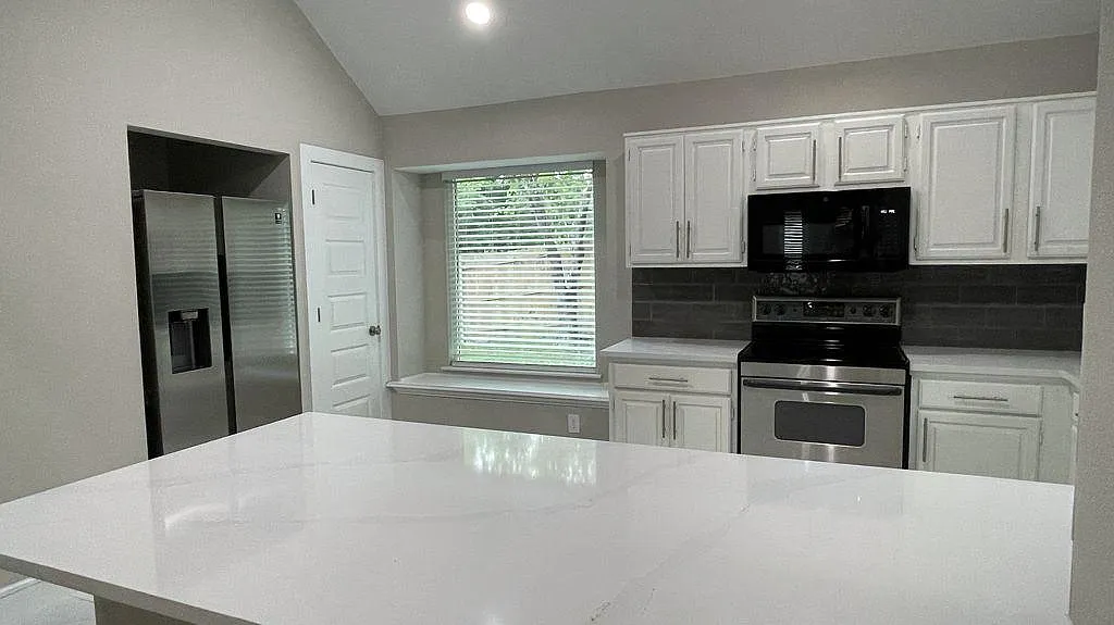 3 bed, 2.5 bath, 1599 sqft, $2,800 — Photo 4