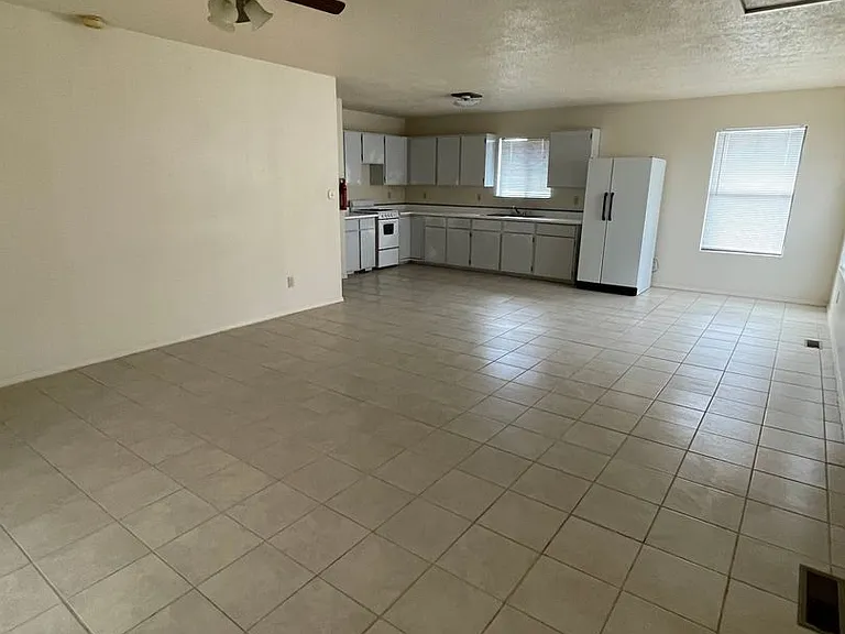 2210 W Alameda St — Photo 3