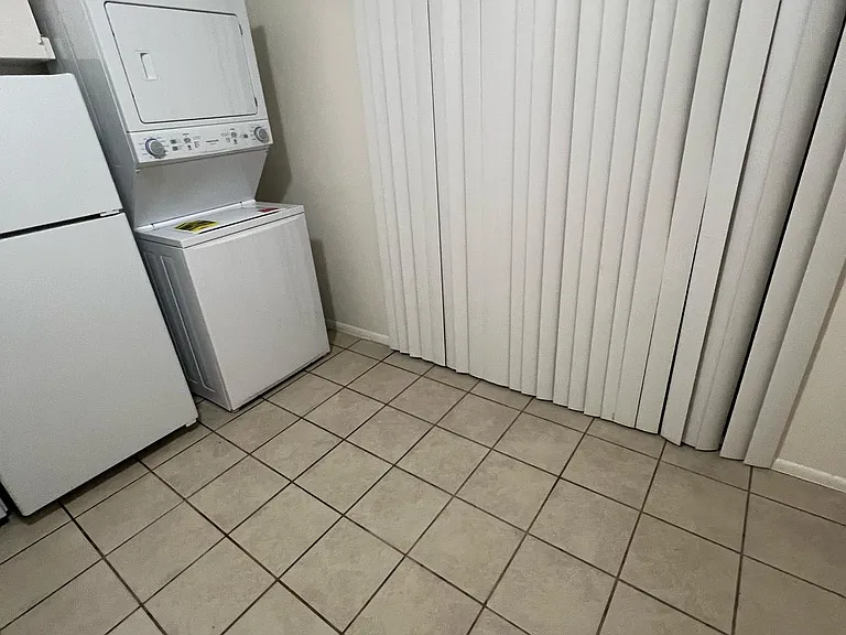 517 Palomas Dr SE #D — Photo 4