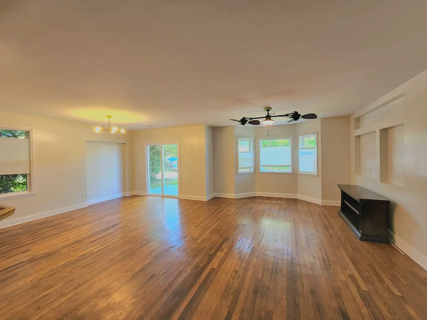 Completely Remodeled Navy Point 3 Bedroom, 2 Bath Cottage! Close to the Water!! — Photo 4