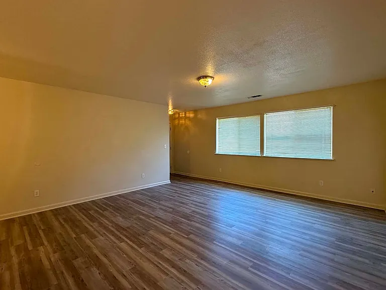 155 Derek Dr — Photo 3