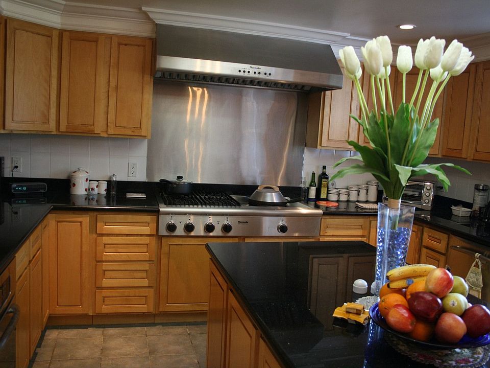 2nd image of 140 Lakeshore Dr