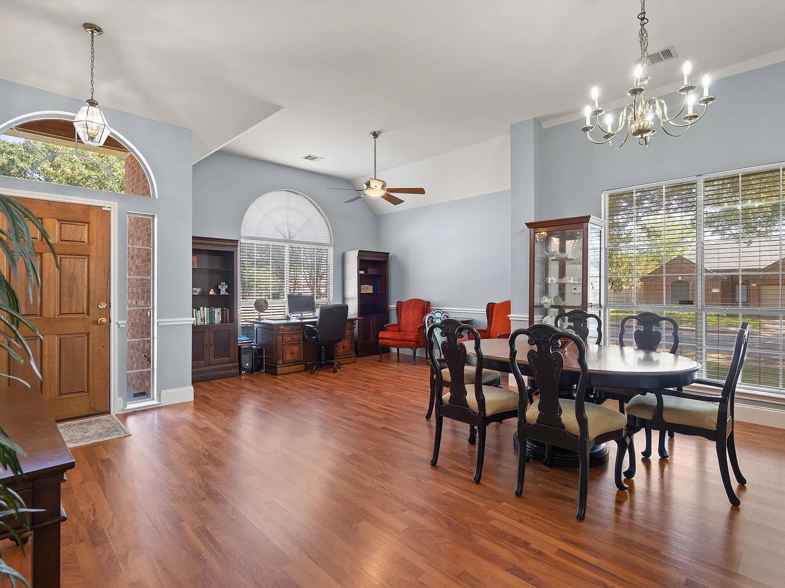 3 bed, 1996 sqft, $2,600 — Photo 3