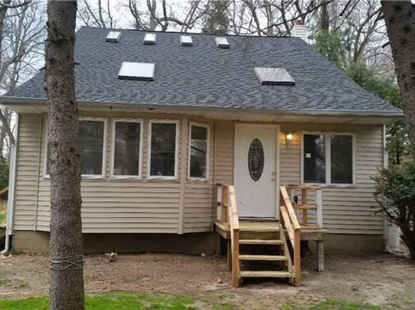 42 Warner Ln, Ronkonkoma, NY 11779
