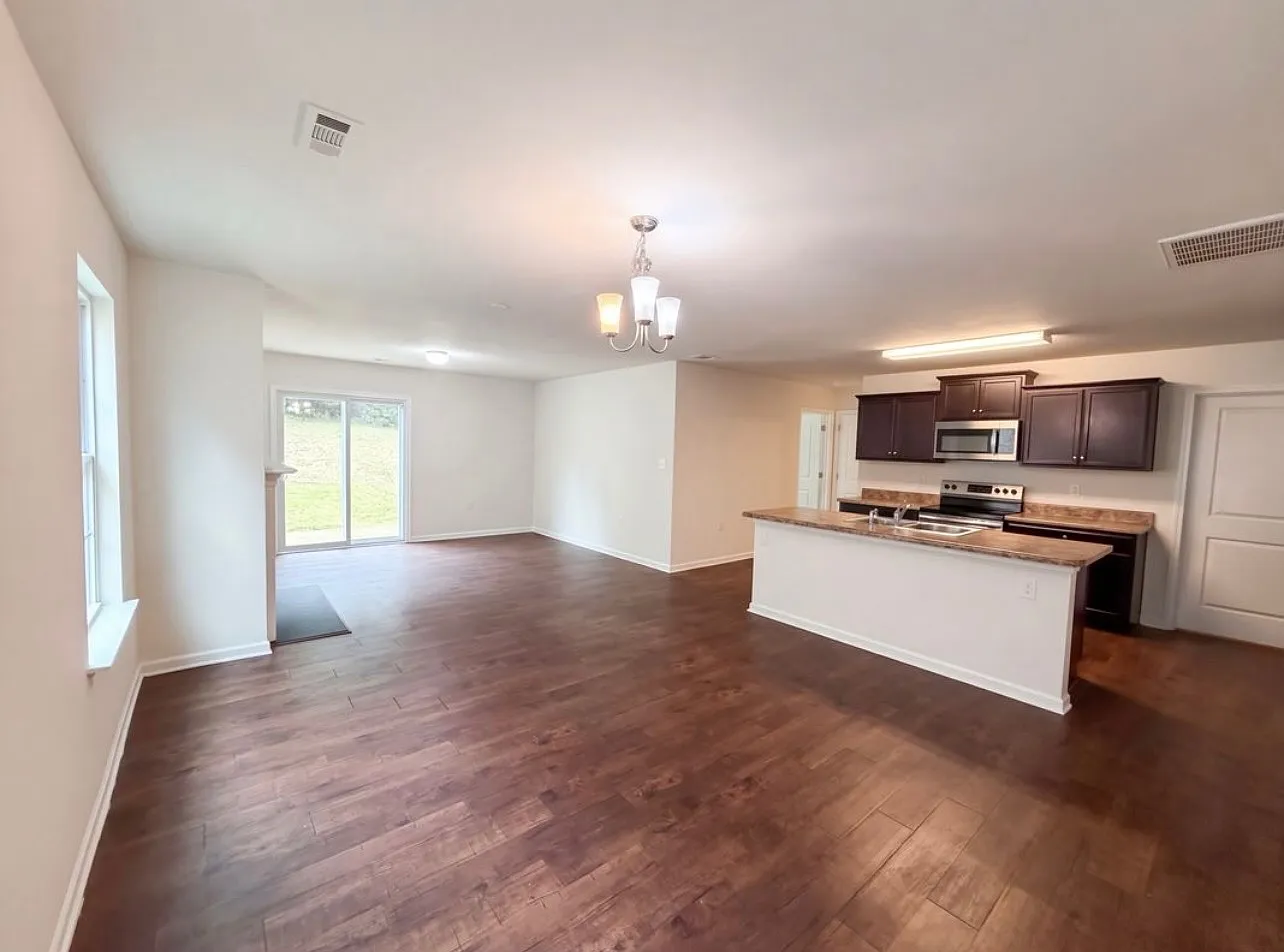 4 bed, 2.5 bath, 1947 sqft, $1,875 — Photo 3