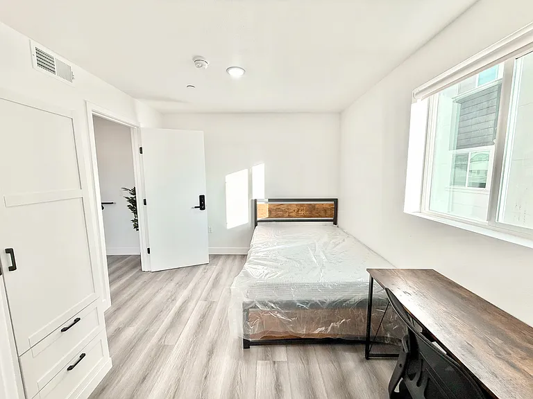 1329 W 36th St — Photo 3