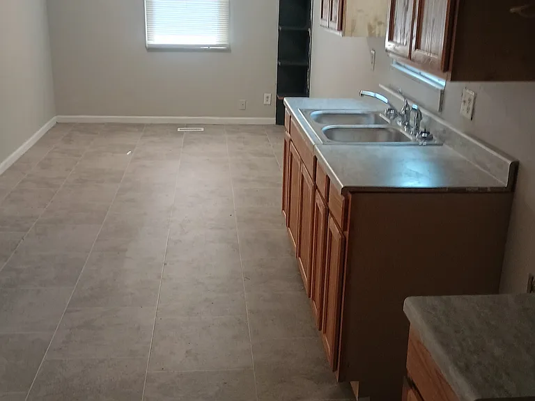 1338 S Pershing Ave — Photo 3