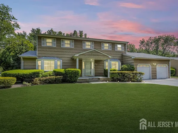 27 Appleby Ln, East Brunswick, NJ 08816