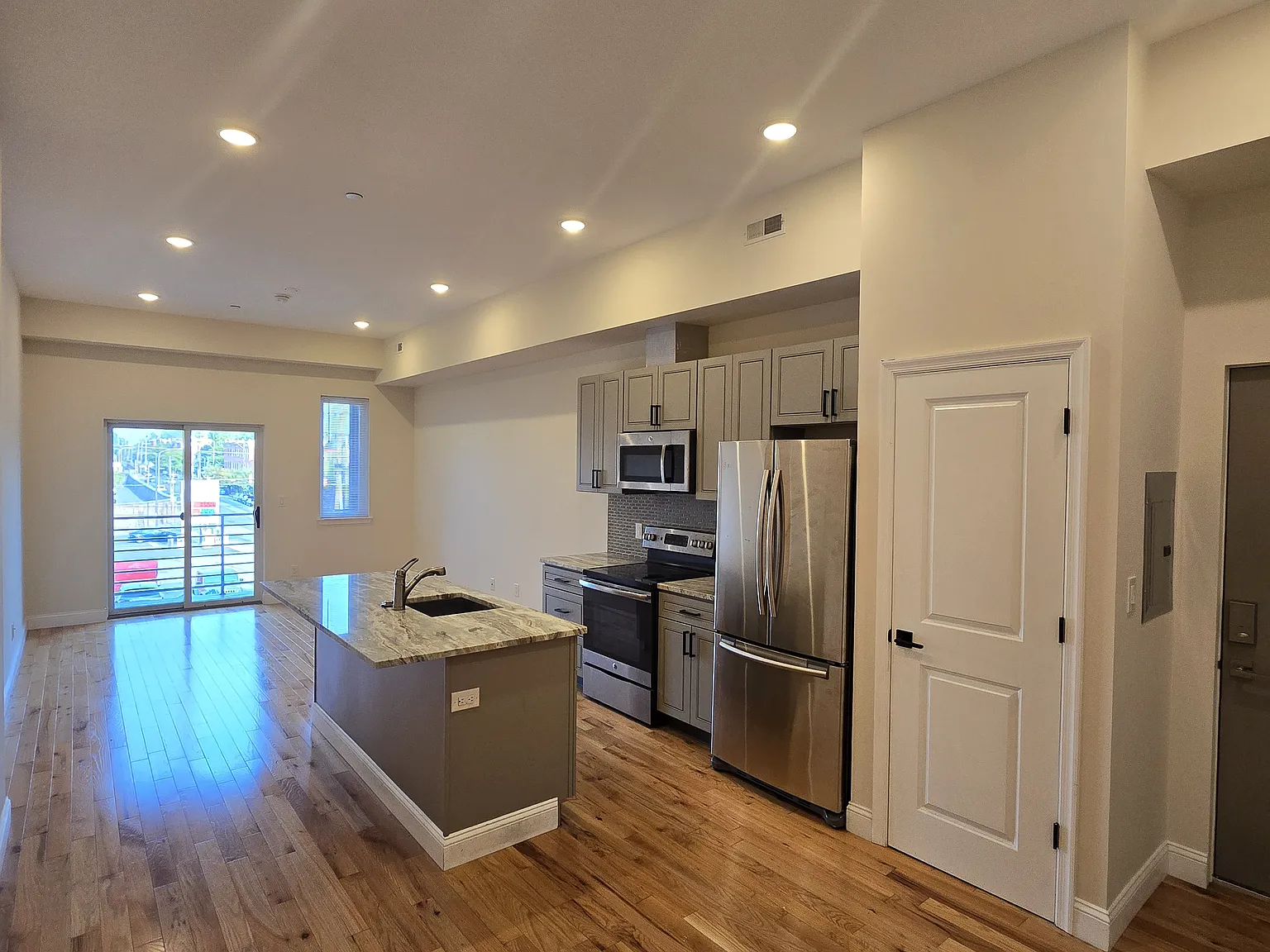 2 bed, 1050 sqft, $1,995 — Photo 2