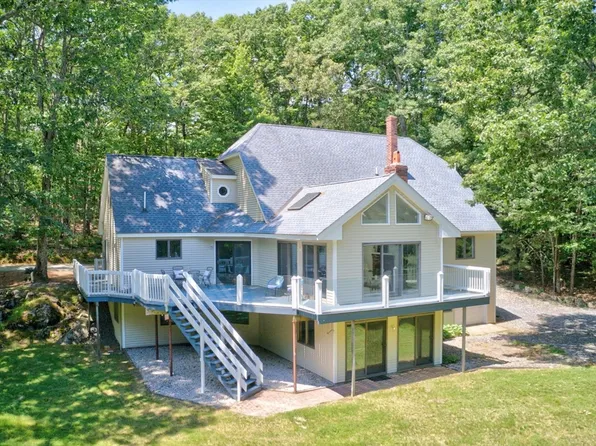 17 Stone Pound Ln, Atkinson, NH 03811