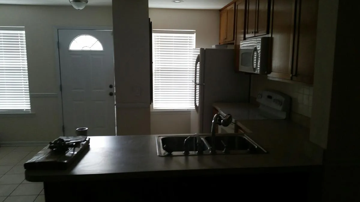 2 bed, 2.5 bath, 1308 sqft, $1,450 — Photo 2