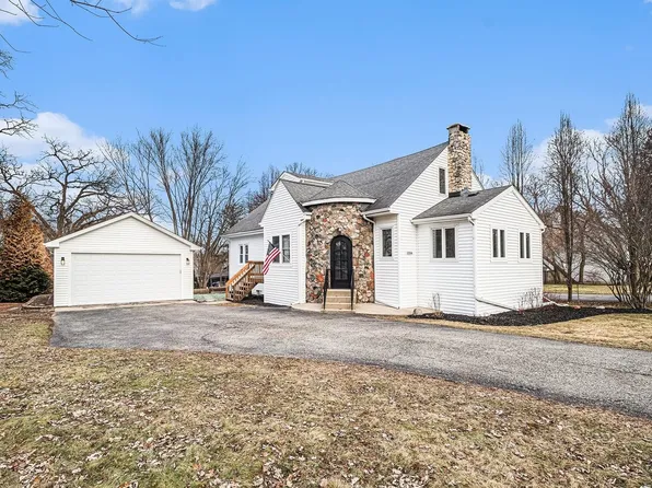 1104 Hillcrest Ave, Fox River Grove, IL 60021
