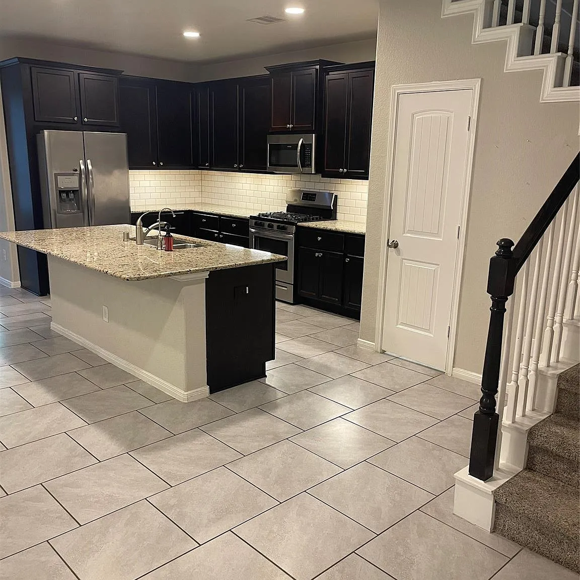 3 bed, 2.5 bath, 2054 sqft, $2,249 — Photo 4