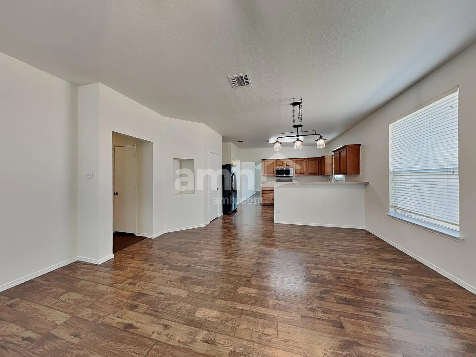 4 bed, 2.0 bath, 2005 sqft, $2,215 — Photo 4