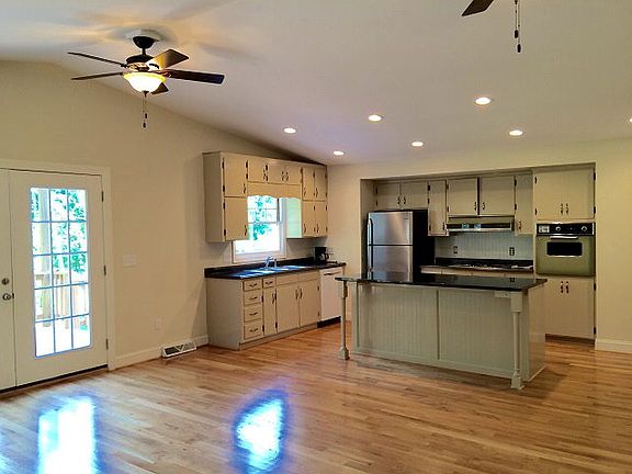 3rd image of 200 Wedgewood Ln