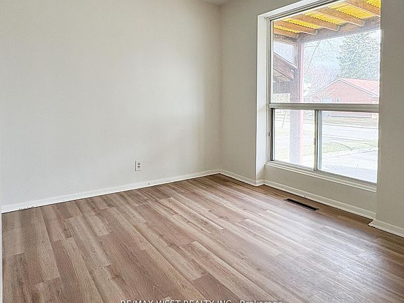 4th image of 32 Broadleaf Rd