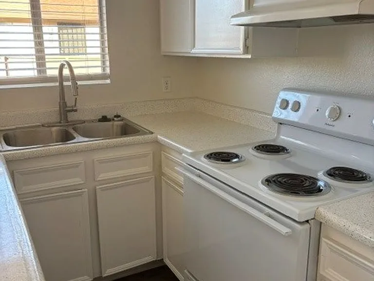 Hemlock Apartments — Photo 29