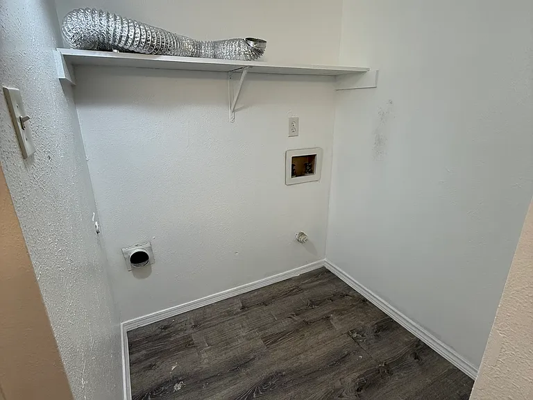 125 London Ln — Photo 8