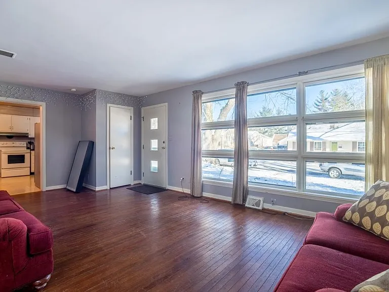 826 S Eastside Dr — Photo 3