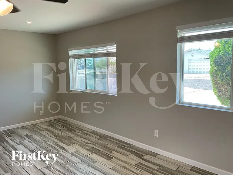2133 E Larkspur Dr — Photo 3