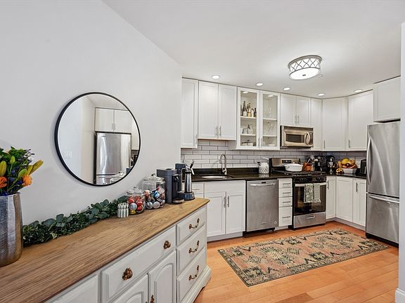 4th image of 312-320 W 3rd St #305